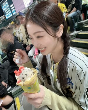 Chihiro Kawakami Instagram - 🐯🏟️

れなたんに誘ってもらって
TORACODAY 現地観戦できました！

久しぶりのライトスタンドで
声出して応援して楽しかった🌼

#満喫できて幸せ
#甲子園グルメ大使 #ご飯もりもり食べました
#今日食べたのは
"岩貞のストロベリーバナナチョコクレープ"
"あっさり！梅ちゃんの100点満天丼"☝🏻
#どちらもおすすめ