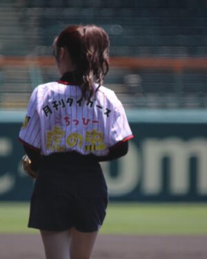 Chihiro Kawakami Instagram - 🏟️⚾️

今日甲子園で行われた
阪神タイガース × くふうハヤテベンチャーズ静岡 戦

月刊タイガース「ちっひー虎の虫」を背負って
始球式をさせていただきました🐯🪽

ノーバン右寄り投球でした！！

理想の投球はできなかったけど
甲子園のマウンドに立てた事だけで
ナイスピッチだったんじゃないかと自分を甘やかしてます笑

朝からではありましたが
来てくださった皆さんありがとうございました！

スタンドでのトークショーに始球式という素敵な機会を下さった月刊タイガースさんに感謝ですし、

平田良介さんと福家さんと大野アナと
スカイAゲスト出演まで…
盛りだくさんで夢見たいな1日でした👑❤️‍🔥

また皆さんと甲子園に行けますように☺️🫰🏻

#阪神タイガース #くふうハヤテ
#阪神甲子園球場 #甲子園 
#月刊タイガース #スカイA
#始球式 #自前のグローブで ☝🏻