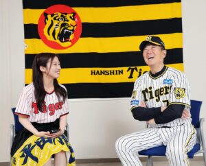 Chihiro Kawakami Instagram - 月刊タイガース ５月号🐯

連載中のちっひー虎の虫は
ゲストに 平田勝男ヘッドコーチ が来てくださりました！

ちっひーTalk✖️平田道場
のコラボ企画でもあります😳

私が平田ヘッドを深く知ったのは二軍監督時代でした。

 "カツオ語録" など試合後の記事を見て選手に対してこんなに愛情深く言葉を伝える方がいらっしゃるんだと衝撃を受けて平田ヘッドが導く阪神タイガースのことをもっと好きになった記憶があります😌

そして更にファンになったのは昨年のビールかけのとき。

今回の月刊タイガース対談時も平田ヘッド自身が語ってくださったんですがとてつもなくユニークな発言、それでいてファンの事を考えて下さる発言の数々…!!

最高の雰囲気をより盛り上げてくださり、
その心意気に惚れました🐯❤️‍🔥

尊敬していて大好きな平田ヘッドのお話を直接聞くだけでなく、「平田道場」とのコラボという事で、悩みも相談させていただき金言までいただいて…

いただいてばかりの贅沢な時間を過ごしました😌🙏🏻

どんなお話をしてくれたのか、
ぜひ 月刊タイガース５月号 でご覧ください！！

#月刊タイガース #阪神タイガース
#勝男ピース #平田勝男ヘッドコーチ  #対談
#カツオ語録 #平田道場 #光栄の極み 
#お話するだけで明るい気持ちになれました
#個人的に #永久保存版