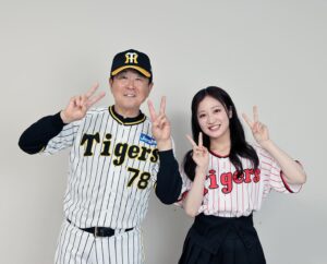 Chihiro Kawakami Instagram - 月刊タイガース ５月号🐯

連載中のちっひー虎の虫は
ゲストに 平田勝男ヘッドコーチ が来てくださりました！

ちっひーTalk✖️平田道場
のコラボ企画でもあります😳

私が平田ヘッドを深く知ったのは二軍監督時代でした。

 "カツオ語録" など試合後の記事を見て選手に対してこんなに愛情深く言葉を伝える方がいらっしゃるんだと衝撃を受けて平田ヘッドが導く阪神タイガースのことをもっと好きになった記憶があります😌

そして更にファンになったのは昨年のビールかけのとき。

今回の月刊タイガース対談時も平田ヘッド自身が語ってくださったんですがとてつもなくユニークな発言、それでいてファンの事を考えて下さる発言の数々…!!

最高の雰囲気をより盛り上げてくださり、
その心意気に惚れました🐯❤️‍🔥

尊敬していて大好きな平田ヘッドのお話を直接聞くだけでなく、「平田道場」とのコラボという事で、悩みも相談させていただき金言までいただいて…

いただいてばかりの贅沢な時間を過ごしました😌🙏🏻

どんなお話をしてくれたのか、
ぜひ 月刊タイガース５月号 でご覧ください！！

#月刊タイガース #阪神タイガース
#勝男ピース #平田勝男ヘッドコーチ  #対談
#カツオ語録 #平田道場 #光栄の極み 
#お話するだけで明るい気持ちになれました
#個人的に #永久保存版