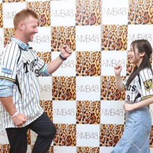 Chihiro Kawakami Instagram - ⚾

スポーツニッポンさんが企画してくれた
マートンとの対談

私にとって、マートンは人生で1番会いたかった人。

マートンのおかげで
野球にのめり込んで、阪神を好きになって
モノマネをしたからキャラができて
日々の活動から活力をもらっていて…

まさに今の私を作ってくれた人。

"マートンのおかげで"
と言えることが沢山あります

そんな憧れであり尊敬する人が目の前にいました。

実際に会えた瞬間
夢が叶ってしまった。どうしよう。
と思いました

でもマートンが話してくれた言葉ひとつひとつが宝物で
緊張して全ては聞けなかったけどそれもまた思い出で

会って話せて夢は叶ったけど
next timeね！って帰り際言ってくれて

次会う時はもっと大きくなっていたいなって
また私に夢を与えてくれました

スポニチさん
素敵な機会をいただいて
ありがとうございました！

沢山プレゼントもいただいて
がんばりましょうっていってくれて
いつも見てた笑顔で笑ってくれて
紳士でかっこよかったです。

また大好きが増しました😌

やっぱりマートンは1番の推しです

私も皆さんに活力を与えられる存在
でいたいなと思いました☺️

Thank you Murton.

God bless.

写真:スポーツニッポン新聞社提供 

#スポニチ #推し活 #神推し 
#阪神タイガースファン 
#阪神タイガース #マートン 
#9 

（好きだ虫のMV見てきたよ！って言いながら行進してくれました）（好きだ虫ポーズもしてくれた）（バッティングフォームも一緒にしてくれた）

#尊い