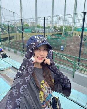 Chihiro Kawakami Instagram - 🏟️

今年2回目の鳴尾浜!!
平日なのに沢山の方が観戦に来られていて
朝9時に球場ついた頃にはすんごい行列ができていました

入場できてよかった…！

野外で屋根がないので
日焼けしないように対策しっかりスタイル☝🏻

あと何回鳴尾浜行けるかな〜⚾️

#鳴尾浜 #阪神鳴尾浜球場 
#阪神タイガース #野球 #日焼け対策