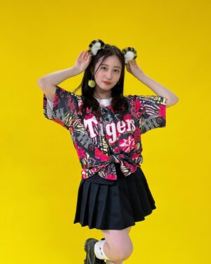 Chihiro Kawakami Instagram - 🐯💖

阪神タイガース夏の新作グッズを 
" ToraTube!! " で着させていただきました☺︎

このスタイルのテーマは【 平成レトロ 】

平成の流行りだったルーズソックスだったり、平成ギャル感を存分に取り入れたコーデになってます☝🏻🌟笑

詳細⤵︎
⚫︎デザインユニフォーム（デコ電） ¥7,000
⚫︎リアル虎カチューシャ ¥2,750
⚫︎リアル虎しっぽ ¥2,970
⚫︎ぬいぐるみイヤリング ¥3,300
⚫︎ルーズソックス（マスコット） ¥1,320
⚫︎その他私物

皆さんの観戦コーデや
お買い物の参考になれば嬉しいです💖✨

#阪神タイガース #阪神グッズ 
#平成がレトロになる時代 #令和
#ルーズソックス #平成ギャル 
#YouTube #見てね #観戦コーデ