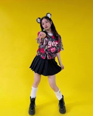 Chihiro Kawakami Instagram - 🐯💖

阪神タイガース夏の新作グッズを 
" ToraTube!! " で着させていただきました☺︎

このスタイルのテーマは【 平成レトロ 】

平成の流行りだったルーズソックスだったり、平成ギャル感を存分に取り入れたコーデになってます☝🏻🌟笑

詳細⤵︎
⚫︎デザインユニフォーム（デコ電） ¥7,000
⚫︎リアル虎カチューシャ ¥2,750
⚫︎リアル虎しっぽ ¥2,970
⚫︎ぬいぐるみイヤリング ¥3,300
⚫︎ルーズソックス（マスコット） ¥1,320
⚫︎その他私物

皆さんの観戦コーデや
お買い物の参考になれば嬉しいです💖✨

#阪神タイガース #阪神グッズ 
#平成がレトロになる時代 #令和
#ルーズソックス #平成ギャル 
#YouTube #見てね #観戦コーデ