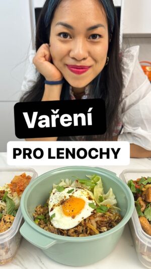 Chila Ta Thuy Instagram - Když nevíš co, dej tam dobrý ochucovadlo. 😀 Je heslo a zároveň tajemství mého vaření. 😅 Ale vážně, nemusíte trávit hodiny v kuchyni ani složitě vymyslet jiná jídla každý den. I se stejnými surovinami si s s pomocí těchto dresinků vytvoříte různorodé kombinace na celý týden. Nepracujte tvrději, ale chytřeji. 😎 #spetkachili