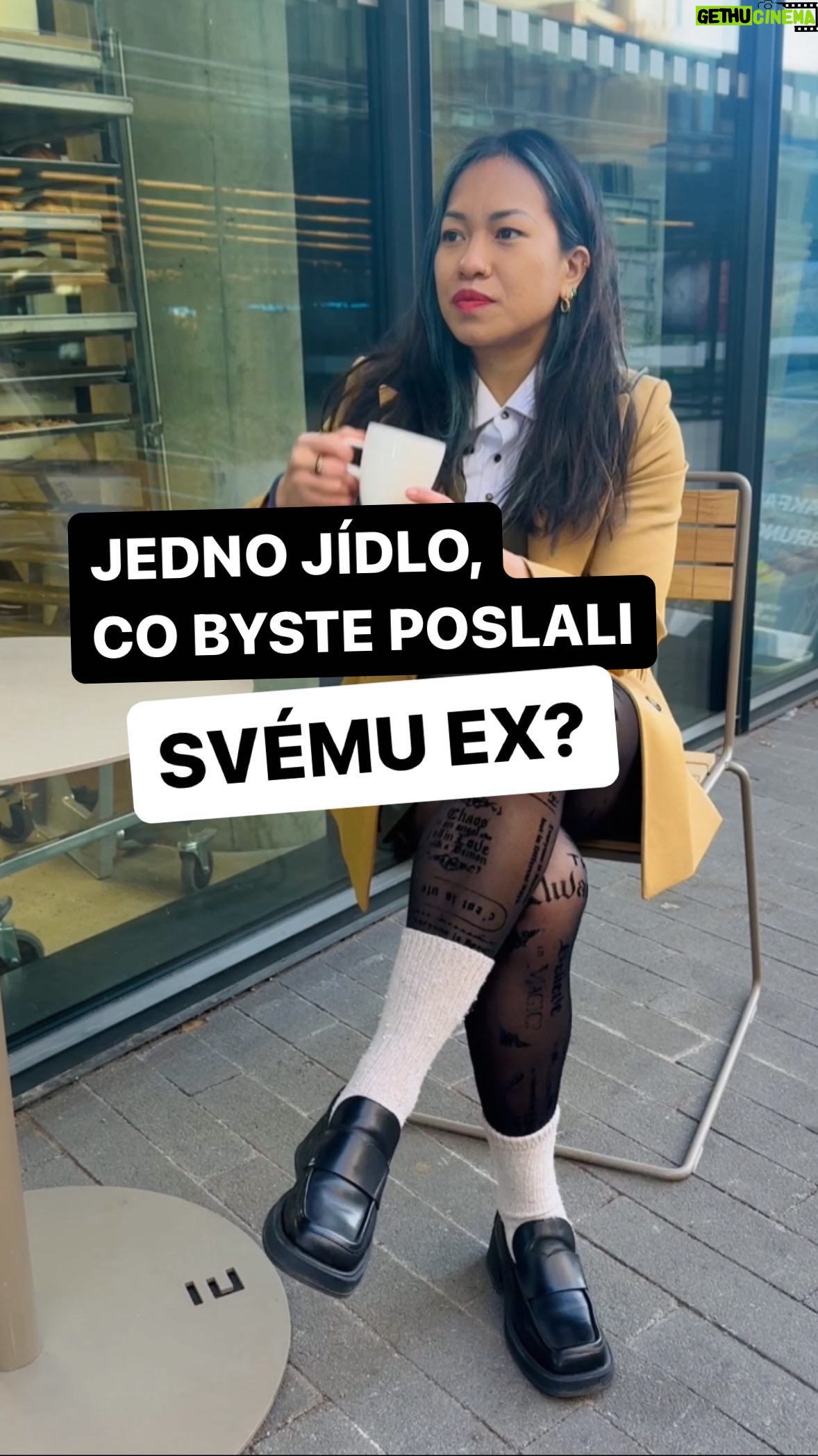 Chila Ta Thuy Instagram - Edice Nevhodných gastro otázek, které byste nepoložili svojí babičce (možná), se nyní přesouvá do Reels! Pozor, výběrem jídla prozradíte, jaký jste spolu měli vztah, jaký máte vztah teď a taky vaši schopnost odpouštět. 😁 #spetkachili #nevhodne #gastrootazky #vkv