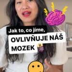 Chila Ta Thuy Instagram – „Jste to, co jíte” je skutečně pravda. A to se vztahuje i na náš mozek. Mezi střevním mikrobiomem a mozkem je tzv. gut-brain axis, což je obousměrná dráha, skrz kterou spolu komunikují. Neurotransmitery se produkují nejen v mozku, ale také v našem střevním traktu. A oba dva druhy mají vliv na naši psychiku, což je celkem nedávné objevení, protože tyto systémy byly vědci dlouho považované za samostatné.

Prosím berte ohled na to, že v 1,5 minutovém Reels nelze obsáhnout tak komplexní téma a zároveň se vám informace snažím dávkovat tak, jak to nejvíc vyhovuje mně. 😀 Čili po troškách. Pokud chcete víc informací, počkejte si na další video nebo navštivte blog nebo Instagram @wildandcoco pro spoustu zajímavých článků na toto téma. Tímto bych jim chtela poděkovat za to, ze už přes rok mě krmí skvělými produkty, po kterých mi moje střeva vždycky poděkují. Obzvlášť po náročném období cestování a cooking shows, kdy trávím v kuchyni několik dní a nemám čas jíst jako člověk. :-)) #spetkachili #mozek #streva #wildandcoco #placenaspoluprace