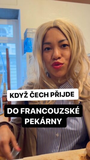 Chila Ta Thuy Instagram - Do komentářů napište všechny francouzské názvy, které jste slyšeli ve zprzněné podobě. 😀 A ještě pro chytrolíny a citlivky, kteří by měli tendence to brát osobně. Než do komentáře napíšete cokoliv ve stylu: „Jo, to bych chtěl vidět, jak si někdo objednává u nás řízek nebo knedlo vepřo zelo,” tak si uvědomte, že tohle je hlavně humor s nadsázkou a hyperbolou, tak se neurážejte proboha, nebo hyperkorektnost opravdu zadupe zdravý rozum. 🌝 A zadruhé, jenom protože je těžké něco udělat dokonale neznamená, že neexistuje lepší nebo horší způsob, jak něco udělat nebo vyslovit. 🌝🌝 A i když Francouz nepřečte perfektně knedlo vepřo zelo, tak předpokládám, že kdyby na každém rohu měli českou restauraci (jako máme my francouzské pekárny u nás), tak by to vyslovil alespoň podobně. Samozřejmě bez výsměchu obsluhy. 😎 Děkujeme pekárně @lecaveaupraha za propůjčení prostoru i personálu! Zajděte si tam někdy na jejich skvělý KROISANTY! 😀 #spetkachili #francouz #sacrebleu