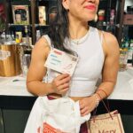 Chila Ta Thuy Instagram - 32 let a 1 den, ale pocitově 23 a mentálně o 10 méně (minimálně chováním určitě). 😀 Díky skvělé partě byla i tahle oslava na druhým konci světa v tropický Manile fenomenální. Díky za tenhle neskutečný výlet, @donpaparum.cz a @warehouse1cz ❤️ Budu o tom vyprávět ještě svým vnoučatům. Na moji počest řeknete dneska někomu něco hezkýho, ideálně svým rodičům. Těm svým jsem moc vděčná za to, že je ze me vlastně nakonec docela fajn holka. 😂