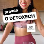 Chila Ta Thuy Instagram – ⁣Je tu jaro a jako vždy se roztrhl pytel s detoxy a na každém rohu na nás skáče Kamča se svým speciálním programem. 😅 Jak je to ale doopravdy?⠀
⠀
✅ Lidský organismus nečeká na žádný jarní detox, ale má velmi robustní detoxikační systém, který PŘIROZENĚ eliminuje toxické látky a zplodiny metabolismu 24 hod denně, 365 dní v roce. Tento “magický” systém zahrnuje játra, ledviny, trávicí trakt, lymfatický systém, plíce a kůži každého z nás. Tyto tělesné systémy nečekají na to, až si dáte zelený ječmen nebo bylinky, ale neustále (i když spíme) odstraňují všechny “toxické” látky.⠀

 ⠀
✅ Účinek detoxikačních diet, čajů a šťáv na hubnutí a pokles hmotnosti spočívá v tom, že vlivem diuretických a projímavých účinků různých bylinek spolu s vyřazením všech běžných potravin zákonitě dojde (krátkodobě) ke snížení tělesné hmotnosti tím, že se odvodníte, dojde k poklesu glykogenových zásob a vyprázdnění střev. Jakmile se po detoxu zase najíte, MÁTE VŠE ZPÁTKY. Hubnout nezačnete díky “očistě a odblokování metabolismu” detoxem, ale díky kalorickému deficitu. Mimochodem, vyvolaný průjem po detoxikačních přípravcích Vám z těla neodstraní žádnou “nálož toxinů”, ale můžou Vám nepěkně rozhodit střevní mikrobiom.⠀
⠀
 ⠀
✅ Půsty a drastické detoxikační diety na ovoci a zelenině mohou být pro lidský organismus z hlediska detoxikace naopak KONTRAPRODUKTIVNÍ, protože naše přirozené detoxikační systémy (především játra) potřebují pro svou činnost aminokyseliny z bílkovin (např. glutamin, glycin a cystein), díky kterým se zbavíme “toxinů” z organismu. Vzhledem k tomu, že jsme běžným “toxickým” látkám z prostředí vystaveni denně, potřebuje náš organismus pro přirozenou detoxikaci kvalitní a vyváženou výživu každý den v roce, ne nějakou extrémní detoxikační kůru jednou za rok⠀
⠀
⠀
⁣✅Mimochodem, výrobci detoxikačních produktů Vám nemohou poskytnout žádné relevantní vědecké důkazy o účinnosti(a dokonce i bezpečnosti) svých produktů, protože žádné takové důkazy NEEXISTUJÍ. Dokonce často ani nedokážou konkrétně odpovědět na to, proti jakým “toxinům” jsou jejich produkty zaměřeny a co přesně znamená “detox”.⠀#detox #myty #institutmodernivyzivy #fakta⠀
⠀
@institutmodernivyzivy ❤️ @hjm.omg aka Marie