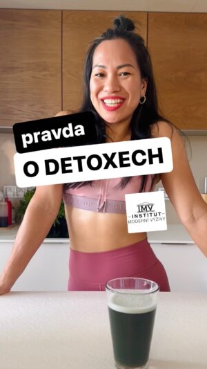 Chila Ta Thuy Instagram - ⁣Je tu jaro a jako vždy se roztrhl pytel s detoxy a na každém rohu na nás skáče Kamča se svým speciálním programem. 😅 Jak je to ale doopravdy?⠀
⠀
✅ Lidský organismus nečeká na žádný jarní detox, ale má velmi robustní detoxikační systém, který PŘIROZENĚ eliminuje toxické látky a zplodiny metabolismu 24 hod denně, 365 dní v roce. Tento “magický” systém zahrnuje játra, ledviny, trávicí trakt, lymfatický systém, plíce a kůži každého z nás. Tyto tělesné systémy nečekají na to, až si dáte zelený ječmen nebo bylinky, ale neustále (i když spíme) odstraňují všechny “toxické” látky.⠀

 ⠀
✅ Účinek detoxikačních diet, čajů a šťáv na hubnutí a pokles hmotnosti spočívá v tom, že vlivem diuretických a projímavých účinků různých bylinek spolu s vyřazením všech běžných potravin zákonitě dojde (krátkodobě) ke snížení tělesné hmotnosti tím, že se odvodníte, dojde k poklesu glykogenových zásob a vyprázdnění střev. Jakmile se po detoxu zase najíte, MÁTE VŠE ZPÁTKY. Hubnout nezačnete díky “očistě a odblokování metabolismu” detoxem, ale díky kalorickému deficitu. Mimochodem, vyvolaný průjem po detoxikačních přípravcích Vám z těla neodstraní žádnou “nálož toxinů”, ale můžou Vám nepěkně rozhodit střevní mikrobiom.⠀
⠀
 ⠀
✅ Půsty a drastické detoxikační diety na ovoci a zelenině mohou být pro lidský organismus z hlediska detoxikace naopak KONTRAPRODUKTIVNÍ, protože naše přirozené detoxikační systémy (především játra) potřebují pro svou činnost aminokyseliny z bílkovin (např. glutamin, glycin a cystein), díky kterým se zbavíme “toxinů” z organismu. Vzhledem k tomu, že jsme běžným “toxickým” látkám z prostředí vystaveni denně, potřebuje náš organismus pro přirozenou detoxikaci kvalitní a vyváženou výživu každý den v roce, ne nějakou extrémní detoxikační kůru jednou za rok⠀
⠀
⠀
⁣✅Mimochodem, výrobci detoxikačních produktů Vám nemohou poskytnout žádné relevantní vědecké důkazy o účinnosti(a dokonce i bezpečnosti) svých produktů, protože žádné takové důkazy NEEXISTUJÍ. Dokonce často ani nedokážou konkrétně odpovědět na to, proti jakým “toxinům” jsou jejich produkty zaměřeny a co přesně znamená “detox”.⠀#detox #myty #institutmodernivyzivy #fakta⠀
⠀
@institutmodernivyzivy ❤️ @hjm.omg aka Marie