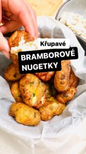 Chila Ta Thuy Instagram - Recept o 3 ingrediencích! Jakoby. #spetkachili #bramborovenugetky #jednoduchyrecept #notreally Ingredience:⠀ 350 g brambor ⠀ 2 lžíce bramborového škrobu ⠀ hrst petržele ⠀ parmazán dle libosti ⠀ sůl ⠀ olej na smažení (smažte idealně při teplotě 165 C)⠀ ⠀ Dip: ⠀ kus pórku⠀ 20 g másla⠀ 1 lžíce basamica ⠀ 3 lžíce zakysané smetany⠀ sůl a pepř⠀