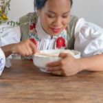 Chila Ta Thuy Instagram - Už je to nejakej ten pátek, co jsem se potila v kuchyni MasterChef, kde tenhle kolotoč s vařením začal. Bylo moc hezký si po letech vyměnit roli s porotci a mít příležitost jim taky udělat trochu peklíčko. 😀 Láskyplně samozřejmě. 🌝 Byla to bžunda, i když to bylo náročný jak prase, ale především to byla taková hezká nostalgie. Kdo by to tehdá řek, že se jednou fakt budu živit vařením a debilníma kecama! 🫠🫠🫠 A navíc mě opravdu učarovalo samotné půvabné Slovácko, kde se stále ctí tradice, zvyky a řemeslná poctivost. I díky lidem jako je paní Káčerová, mojí hrdince. ❤️ Viděli jste tenhle díl? Dejte mi feedback, třeba se překonám a podívám se na to. 😀😀😀 @tvnovaofficial @premekforejt @jan_puncochar_chef #soubojnataliri #slovacko