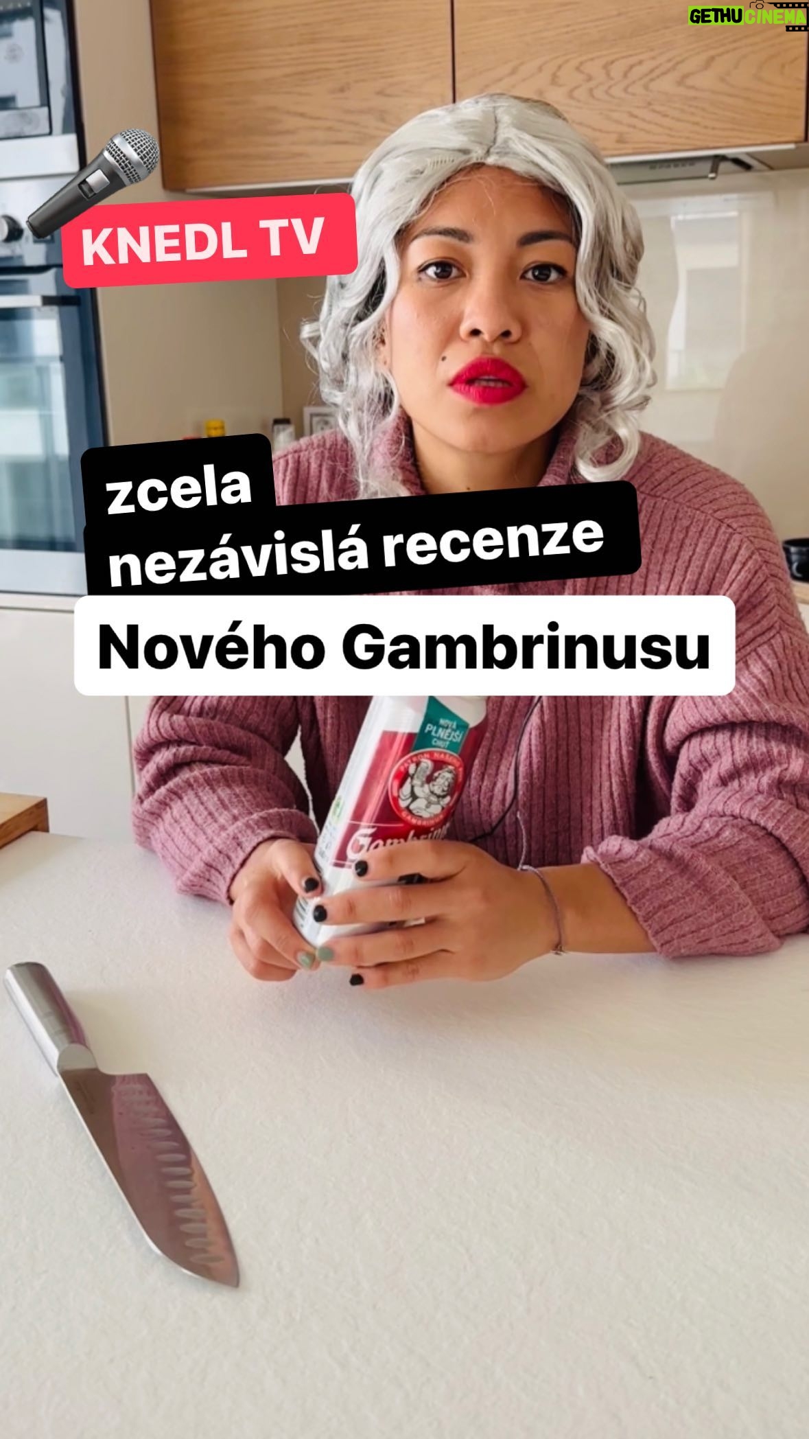 Chila Ta Thuy Instagram - Přinášíme vám zcela nezávislou recenzi na novou desítku od @gambrinus_cz. Jak vidíte, z G-testu vyšla jako jasný vítěz. Díky nove receptuře má totiž skvělou plnější chuť a chmelové aroma. Až si tedy budete chtít koupit Rubikovu kostku, pilu nebo baterku, kupte si raději Gambrinus. Naším nestranným účastníkům průzkumu jsme každému dali 3 plechovky domů. Reportáž o největší dýni ve střední Evropě budeme vysílat, až nám Gambrinus zaplatí fakturu. Děkujeme za pochopení. Šťáb Knedl TV. #gtest #knedltv #gambrinus #desitka #gambrinusdesitka #novareceptura #placenaspoluprace