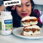 Chila Ta Thuy Instagram - Já vím, že se tohle na Instagramu nemá dělat. Ukazovat nedokonalý věci nebo jsou třeba křivý nohy nebo bordel v ledničce. 😀 Ale já a @hellmanns_czsk rádi obetujeme moji vizáž kuchařky s dokonale organizovanou lednicí na úkor vašeho pobavení a hlavně autentičnosti (protože takhle moje lednice bohužel reálně vypadá 😀🥲). Nicméně jak vidíte, když vám život dá citrony, můžete si z toho udělat limonádu (čti: když ti život dá bordel v lednici a tatarku, udělej z toho skvělý sendviče!)     Nicméně i tak vás poprosím o soucit v komentářích. Tady je příklad toho, co mi můžete napsat:   „Neboj, u mě je to ještě horší!” „To podle mě není zas takovej bordel.“ „To je lednice umělce, to je v pohodě.”     Tady recept na jeden skvělej sendvič:     Ingredience:  Tatarka od Hellmann’s   1 kuřecí prso  Pečivo svého výběru   2 střední žluté cibule   Balsamico ocet   2 lžíce medu   2 lžíce másla   2 lžíce sójovky     Nakládaná zelenina:   1 mrkev   lžíce bílého vinného octa  Špetka soli   Špetka cukru     Maso osolte, opepřete a dejte na horkou pánev s olejem. Opečte z obou stran. V polovině přidejte na plátky nakrájenou cibuli a nechte karamelizovat dokud nebude měkká. Přidejte balsamico, med a sójovku. Zbylou šťávu nalijte na maso.     Mrkev škrabkou nakrájejte na tenké plátky a přidejte ocet, cukr, sůl, promačkejte a nechte alespoň 20 minut.     Pečivo opečte dokřupava, pomažte obě půlky tatarkou Hellmann’s a přidejte kuře, mrkev a karamelizovanou cibulku. Dozdobte bylinkami. Ideálně koriandrem! 😀   #spetkachili #hellmanns #sendvice #tatarka
