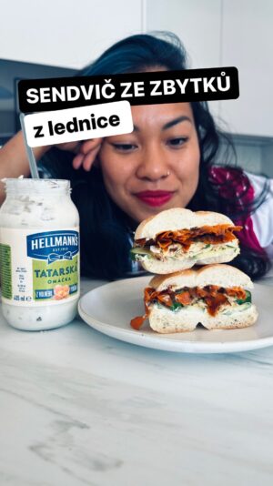 Chila Ta Thuy Instagram - Já vím, že se tohle na Instagramu nemá dělat. Ukazovat nedokonalý věci nebo jsou třeba křivý nohy nebo bordel v ledničce. 😀 Ale já a @hellmanns_czsk rádi obetujeme moji vizáž kuchařky s dokonale organizovanou lednicí na úkor vašeho pobavení a hlavně autentičnosti (protože takhle moje lednice bohužel reálně vypadá 😀🥲). Nicméně jak vidíte, když vám život dá citrony, můžete si z toho udělat limonádu (čti: když ti život dá bordel v lednici a tatarku, udělej z toho skvělý sendviče!)  
 
Nicméně i tak vás poprosím o soucit v komentářích. Tady je příklad toho, co mi můžete napsat:  
„Neboj, u mě je to ještě horší!”
„To podle mě není zas takovej bordel.“
„To je lednice umělce, to je v pohodě.”
 
 
Tady recept na jeden skvělej sendvič:  
 
Ingredience: 
Tatarka od Hellmann’s  
1 kuřecí prso 
Pečivo svého výběru  
2 střední žluté cibule  
Balsamico ocet  
2 lžíce medu  
2 lžíce másla  
2 lžíce sójovky  
 
Nakládaná zelenina:  
1 mrkev  
lžíce bílého vinného octa 
Špetka soli  
Špetka cukru  
 
Maso osolte, opepřete a dejte na horkou pánev s olejem. Opečte z obou stran. V polovině přidejte na plátky nakrájenou cibuli a nechte karamelizovat dokud nebude měkká. Přidejte balsamico, med a sójovku. Zbylou šťávu nalijte na maso.  
 
Mrkev škrabkou nakrájejte na tenké plátky a přidejte ocet, cukr, sůl, promačkejte a nechte alespoň 20 minut.  
 
Pečivo opečte dokřupava, pomažte obě půlky tatarkou Hellmann’s a přidejte kuře, mrkev a karamelizovanou cibulku. Dozdobte bylinkami. Ideálně koriandrem! 😀 
 #spetkachili #hellmanns #sendvice #tatarka