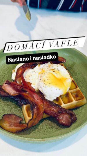 Chila Ta Thuy Instagram - Chtěli jste to, tak to máte mít! Blbuvzdorný recept na domácí vafle, který jsem i já se svými (ne)pečicími schopnostmi zvládla! 😎 A prosím vás nečumte do toho vaflovače, dokud se z něj kouří, nebo je budete mít placatý! 😜#spetkachili #domacivafle #vaflerecept