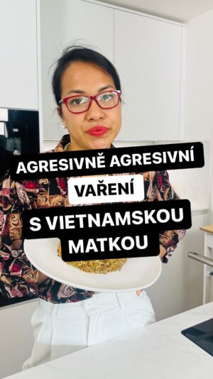 Chila Ta Thuy Instagram - Agresivně agresivní vaření s vietnamskou matkou. 😂🤌Do komentářů napište, co uděláte dneska pro svoji maminku vy, abyste ji nezklamali. 😂 Můžete ji koupit třeba moje shiitake pesto, který se mi jako jedna z mala věcí v životě povedlo. 🥲 zakupte si ho na e-shopu zivina.cz @zivina.cz #denmatek #spetkachili