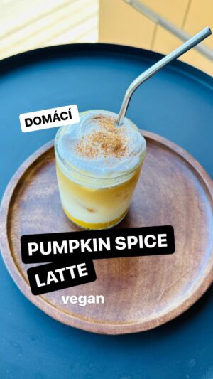 Chila Ta Thuy Instagram - Domácí pumpkin spice latte za pár šůšňů. Omlouvám se za chybku v eXpressu! Píšu to totiž tak, jak to čte moje kámoška @kundosaki_ 😂 #spetkachili #pumpkinspicelatte #pumpkin #vegan #dynovelatte