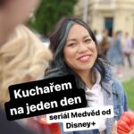 Chila Ta Thuy Instagram – Že práce v profesionální kuchyni není žádná procházka růžovou zahradou zjistíte už teď v nové řadě seriálu Medvěd na Disney . Nebojte, všichni si to moc užili a doteď se více méně kamaradime. Spíše méně… 😂

#disneypluscz #fxmedved #spetkachili