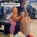 Chila Ta Thuy Instagram - Pojďme k sobě být upřímní. Tyhle Vánoce si budeme slibovat, že budeme v klidu, ale stejně více nebo ještě více podlehneme chaosu a stresu. Pokud patříte mezi ty, kteří jsou naprosto v klidu a nic neřeší, pak to nezapomeňte napsat do komentářů, abychom věděli, že jste lepší než my ostatní. 😄 Tesco zázraky neumí, ale pro stresaře mají šikovnou aplikaci Scan and Shop, která nám aspoň dává pocit kontroly. A to je třeba rozdíl mezi tím, jestli přijdete domů v klidu nebo večer sníte bonboniéru, abyste se uklidnili. Za mě dobrý. #spetkachili #tesco #scanandshop #placenaspoluprace