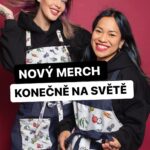 Chila Ta Thuy Instagram - ⁣ALERT: SENTIMENTÁLNÍ VÝLUH⠀ ⠀ Málem mě to stálo duši a minimálně rok života, ale merch je konečně venku! Postupně vám to tu budu násilně cpát, dokud si z lítosti nekoupíte aspoň hrníček. 🌝🌝🌝 Ne, teď vážně, děkuji každému z vás, kdo se rozhodne mít doma něco ode mě. To chce špatný humor, kuráž a dobrej vkus, a to má málokdo. 😂❤ Zástěry, chňapky, hrníčky, svíčky, ponožky najdete na mém e-shopu CHILITA.CZ ⠀ ⠀ Vše bylo vyrobené ve spolupráci s českými nebo slovenskými firmami (např. zástěry máme od @vondrakdesign , hrnečky ze tradiční porcelánky z Dubí. Chceme podpořit místní lidičky a řemeslo, byť by mi to mohli dělat moji příbuzný ve Vietnamu za desetinu. 😂❤ Krásné černé mikiny máme od @virulent.official ⠀ Nezapomeňte na webu strávit hodně času prohlížením a pak si koupit jenom shiitake pesto. 😂🌶️ Ne, teď vážně, jsem nováček na poli merche a vedení vlastního e-shopu, takže vám děkuji dopřed za shovívavost. Až už koupíte nebo ne, děkuju vám každopádně za podporu, kterou mi tu dáváte celý rok. Čtu všechny zprávy, nebojte a vnímám to. Jediné, co vám mohu slíbit je, že se neustále budu zlepšovat v tvorbě i v tom, co vám v tomhle digitálním bordelu budu servírovat. Čuuus!⠀ ⠀ P.S. Když už mluvíme o podpoře a lásce, chci tímto poděkovat a zmínit svoje přátelé @otakar.senkyr a @kundosaki_ , kteří mě podporují a neutíkají ani když nejsem nejmilejší a nejšťastnější bytost. 🌝 Nedokážu moc slovy vyjádřit, co pro mě znamenají a nechci být trapná, takže vám všem dobrým lidem jenom popřeju podobná přátelství. ❤️