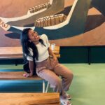 Chila Ta Thuy Instagram – ⁣1. Postgastrální demence a zoufalé hledání polohy pohodlného trávení. ⠀
2. Jak jíst burger jako dáma. ⠀
#spokojenejkoblizek #kdyzsnisporci #pro #dva #bigsmokers #texasbbq První recenze coming soon. 😎 Tentokrát na texaský BBQ
