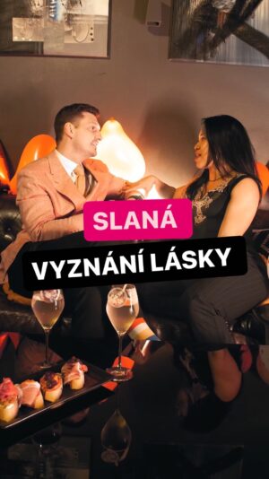 Chila Ta Thuy Instagram - Když se spojí šílená kuchařka a barman, může z toho vzniknout jenom série lehce přesolených valentýnských vyznání, která tak trochu voní po rybí omáčce. Směle kraďte a použijte ji dnes na svoji polovičku. S @kubicek_tomas budeme brzy dělat i recept na skvelej drink, kterej si stejně jako většinu mých receptů neuvaříte. 🥲🥲🥲 Do komentáře napište jestli jste ve vztahu, single nebo ve vztahu se svojí kariérou. #happyvalentinesday #valentyn #milostnehlasky #inspirace #spetkachili za kamerou @tedvis.cz 😎