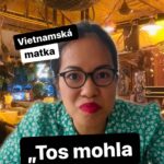 Chila Ta Thuy Instagram - ⁣A čím byste byli vy, kdybyste se líp učili ve škole? 🥲 #vietnamskamatka #sketch #tosmohlabejtty #spetkachili ⠀⠀ 📻 STORY TIME pro ty, co maj rádi dlouhý popisky:⠀⠀ Bez ohledu na to, jako moc svoje rodiče démonizuju na Instagramu, je zbožňuju a opravdu jsou na mě nyní pyšní… vím to, protože mi to řekli 😂, což trvalo asi jen 30 let. 😀 V dětství naši hodně dbali na to, abych měla hlavně dobré známky. Zábava, randění nebo párty byly považované za potenciální hrozbu, kterou řešili stejně jako jejich rodiče - zákazem.⠀ ⠀⠀⠀ A ačkoliv jsem jako zvědavý temperamentní ADHD dítě, kterýho bavilo zpívání, psaní a kreslení, hodně bojovala s našima, jsem za jejich výchovu nyní vděčná. Zaprvé, protože už v dospělosti více chápu jejich motivy a konání a nevnímám to jako jsem to vnímala v dětství- jako krutost. Dělali to, co si mysleli, že je nejlepší, a stejně jako já nyní v dospělosti, i oni dělali spoustu chyb. A zadruhé, ta extrémní přísnost mě naučila houževnatosti, vytrvalosti a mnohem většího vděku za to, co mám teď. Upřímně věřím, že lehce dosažený úspěch bez překážek nebrodí dobré charaktery. 😌⠀ ⠀ Tímhle elaborátem vám chci říct, že pokud máte rodiče, který vás trápěj (ať už je vám 16 nebo 42), zkuste pochopit jejich příběh, jejich touhy a strachy, které koneckonců ovládají všechny naše činy a rozhodnutí v životě. Chtěli ze mě mít doktorku ne protože by mě chtěli traumatizovat, ale protože chtěli, abych nemusela jako oni makat 356 dní v obchodě nebo na stánku. Protože chtěli prestiž, o kterou cestou vzdělání ve Vietnamu neměli sami šanci bojovat. Protože chtěli to, co jim společnost řekla, že je symbol úspěchu. ⠀ Pokud jste rodič, pak asi víte, jak těžký je jakožto nedokonalý člověk vychovat jiného člověka dokonale. Místo dokonalosti se můžete spokojit s tím, že budete good enough a že si vaše dítě stejně jako vy v dospělosti uvědomí, že za svůj život je zodpovědný hlavně ono samo. A stejnou filosofií buďte i vy víc empatičtí vůči svým rodičům. Nikdy není pozdě jim ukázat, jaký vztah byste chtěli mít, ale nezapomeňte, že výčitkami nikoho nic nenaučíte a bez zranitelnosti nelze vybudovat nic smysluplného. ❤️ ⠀⠀