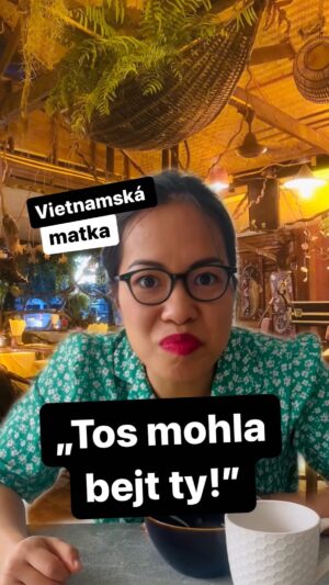 Chila Ta Thuy Instagram - ⁣A čím byste byli vy, kdybyste se líp učili ve škole? 🥲 #vietnamskamatka #sketch #tosmohlabejtty #spetkachili ⠀⠀
📻 STORY TIME pro ty, co maj rádi dlouhý popisky:⠀⠀
Bez ohledu na to, jako moc svoje rodiče démonizuju na Instagramu, je zbožňuju a opravdu jsou na mě nyní pyšní… vím to, protože mi to řekli 😂, což trvalo asi jen 30 let. 😀 V dětství naši hodně dbali na to, abych měla hlavně dobré známky. Zábava, randění nebo párty byly považované za potenciální hrozbu, kterou řešili stejně jako jejich rodiče - zákazem.⠀
⠀⠀⠀
A ačkoliv jsem jako zvědavý temperamentní ADHD dítě, kterýho bavilo zpívání, psaní a kreslení, hodně bojovala s našima, jsem za jejich výchovu nyní vděčná. Zaprvé, protože už v dospělosti více chápu jejich motivy a konání a nevnímám to jako jsem to vnímala v dětství- jako krutost. Dělali to, co si mysleli, že je nejlepší, a stejně jako já nyní v dospělosti, i oni dělali spoustu chyb. A zadruhé, ta extrémní přísnost mě naučila houževnatosti, vytrvalosti a mnohem většího vděku za to, co mám teď. Upřímně věřím, že lehce dosažený úspěch bez překážek nebrodí dobré charaktery. 😌⠀
⠀
Tímhle elaborátem vám chci říct, že pokud máte rodiče, který vás trápěj (ať už je vám 16 nebo 42), zkuste pochopit jejich příběh, jejich touhy a strachy, které koneckonců ovládají všechny naše činy a rozhodnutí v životě. Chtěli ze mě mít doktorku ne protože by mě chtěli traumatizovat, ale protože chtěli, abych nemusela jako oni makat 356 dní v obchodě nebo na stánku. Protože chtěli prestiž, o kterou cestou vzdělání ve Vietnamu neměli sami šanci bojovat. Protože chtěli to, co jim společnost řekla, že je symbol úspěchu. 
⠀
Pokud jste rodič, pak asi víte, jak těžký je jakožto nedokonalý člověk vychovat jiného člověka dokonale. Místo dokonalosti se můžete spokojit s tím, že budete good enough a že si vaše dítě stejně jako vy v dospělosti uvědomí, že za svůj život je zodpovědný hlavně ono samo. A stejnou filosofií buďte i vy víc empatičtí vůči svým rodičům. Nikdy není pozdě jim ukázat, jaký vztah byste chtěli mít, ale nezapomeňte, že výčitkami nikoho nic nenaučíte a bez zranitelnosti nelze vybudovat nic smysluplného. ❤️
⠀⠀