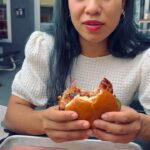 Chila Ta Thuy Instagram – ⁣1. Postgastrální demence a zoufalé hledání polohy pohodlného trávení. ⠀
2. Jak jíst burger jako dáma. ⠀
#spokojenejkoblizek #kdyzsnisporci #pro #dva #bigsmokers #texasbbq První recenze coming soon. 😎 Tentokrát na texaský BBQ