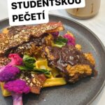 Chila Ta Thuy Instagram - ⁣Další příjemné kuchařské mučeníčko! 😅 Tentokrát s hitem mého mládí @studentskapecet, respektive s jejich zbrusu novými příchutěmi, kde už není po želé, arašídy a rozinkami ani stopy.⠀ ⠀⠀ 7 hodin, 54 kusů špinavýho nádobí, 8 000 kalorií. Doporučuju vám vaření kdyžtak přeskočit a dát si místo toho čokoládu, je to stejnej požitek a nezničíte si kuchyň ani záda. 😂 Dekuju moc za tyto spolupráce! 🥲 ⠀ ⠀ Do komentářů mi napište, jestli patříte do tábora milovníků rozinek a želé nebo se na ně tváříte jako já na svoje účty za elektřinu. 😀 @studentskapecet #studentskapecet #caramelandbrownies #varicivyzva #spetkachili
