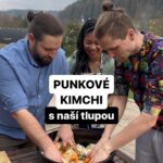 Chila Ta Thuy Instagram - Když to zvládla naše tlupa na teambuildingu holýma rukama a s jedním nefunkčním mixerem, zvládnete to vy. 😎 DŮLEŽITÉ RADY: 1) Nezapomeňte, že kimchi je živá potravina, která pracuje. Proto buďte opatrní a během prvních dní upouštějte ze sklenice vzduch. 2) Chili mouku gochugaru seženete v obchodech s asijskými potravinami nebo korejských minimarketech. Fungovat to bude ale i bez ní. Můžete ji směle nahradit obyčejnými chilli vločkami. 3) Miso pastu použijte libovolnou, ve videu jsem použila hnědou. Seženete ji v každém bio obchodě nebo i v některých řetězcích v sekci bio. V původní korejské receptuře se používá krevetová pasta. Chuť je skvělá, ale krevetí aroma vás může zabít předtím, než to vůbec ochutnáte. 😀 Zkuste na vlastní nebezpečí. 😀 4) Pokud chcete pozastavit proces fermentace, můžete kimchi dát do lednice. V lednici může být i klidně od začátku. 5) Zkuste klidně místo čínského zeli použít kedlubnu, zelí nebo květák. Stačí je také umýt, nasolit jako to děláme v receptu. 🥰 Díky @amazingplacescz za poskytnutí krásné chatky @chata_libec k našemu teambuildingu. 🤌 #kimchi #spetkachili