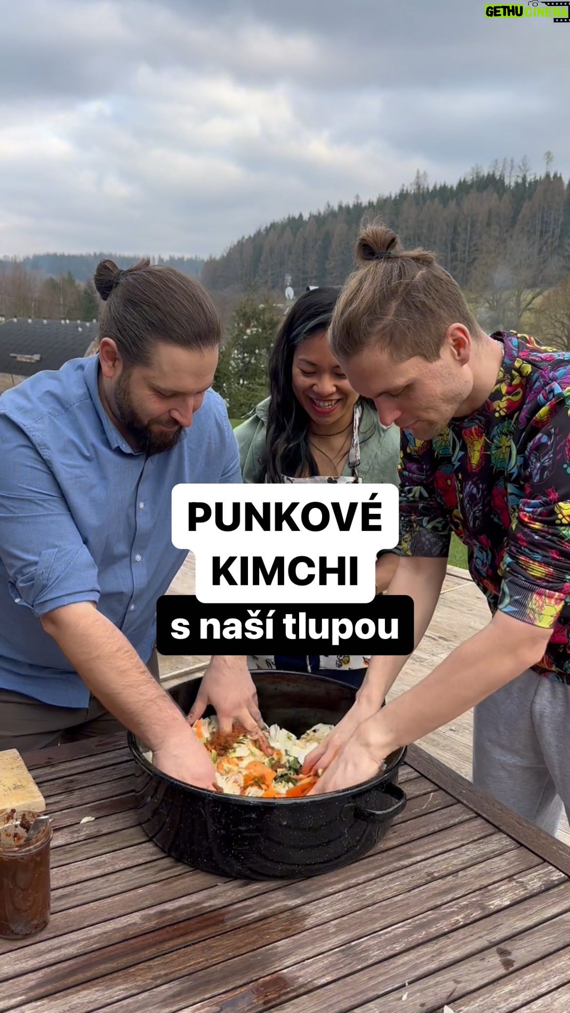 Chila Ta Thuy Instagram - Když to zvládla naše tlupa na teambuildingu holýma rukama a s jedním nefunkčním mixerem, zvládnete to vy. 😎 DŮLEŽITÉ RADY: 1) Nezapomeňte, že kimchi je živá potravina, která pracuje. Proto buďte opatrní a během prvních dní upouštějte ze sklenice vzduch. 2) Chili mouku gochugaru seženete v obchodech s asijskými potravinami nebo korejských minimarketech. Fungovat to bude ale i bez ní. Můžete ji směle nahradit obyčejnými chilli vločkami. 3) Miso pastu použijte libovolnou, ve videu jsem použila hnědou. Seženete ji v každém bio obchodě nebo i v některých řetězcích v sekci bio. V původní korejské receptuře se používá krevetová pasta. Chuť je skvělá, ale krevetí aroma vás může zabít předtím, než to vůbec ochutnáte. 😀 Zkuste na vlastní nebezpečí. 😀 4) Pokud chcete pozastavit proces fermentace, můžete kimchi dát do lednice. V lednici může být i klidně od začátku. 5) Zkuste klidně místo čínského zeli použít kedlubnu, zelí nebo květák. Stačí je také umýt, nasolit jako to děláme v receptu. 🥰 Díky @amazingplacescz za poskytnutí krásné chatky @chata_libec k našemu teambuildingu. 🤌 #kimchi #spetkachili