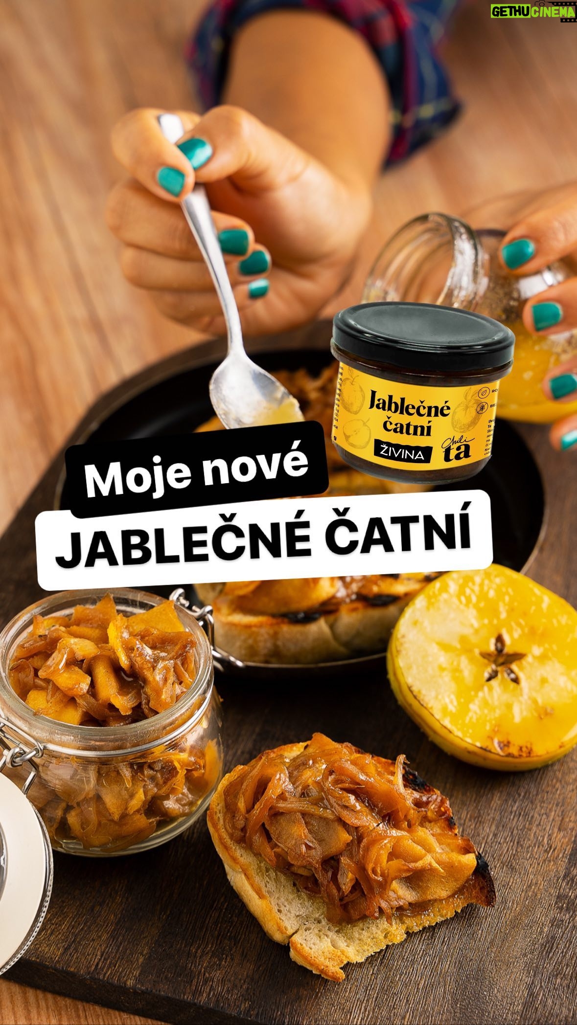 Chila Ta Thuy Instagram - Tohle jablečné čatní je jako váš kámoš do nepohody. Zachrání všechno a vždy. Můj vymazlený recept, který prošel testem času. Recept najdete i v kuchařce, i na webu. A pro ty líný, ale mlsný: Koupíte na zivina.cz za velmi akceptovatelných 129 Kč. 😀 #spetkachili #catni #chutney #jablecnechutney #zivina @zivina.cz