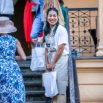 Chila Ta Thuy Instagram – Tak tohle jsem opravdu nečekala. A nemyslím to stylem Káji Gotta, ale stylem “cože, nevěděla jsem, že jsem/můžu být vůbec nominovaná.” Vždycky jsem si myslela, že jsem prostě divná tak trochu mimo foodblogerskou komunitu. Důkazem budiž moje nečekané odběhnutí v zástěře na schůdky, když zničehonic zaznělo moje jméno. 🌝 Nicméně o to větší radost to je! Mně tahle šílená práce baví, což je pro mě osobně největší výhra v životě, ale i kdybych svoje ego krotila devítiocasou kočkou, takové uznání samozřejmě udělá velkou radost. 😌 Ale zároveň si uvedomuju i v tý euforii, že bez svého týmu, který se mi stará o to, abych nebyla nespolehlivej živořící kreativec, a bez vás a vaší energie a podpory by to vlastně celý stejně nikdy nadávalo smysl. I kdyby mě to bavilo sebevíc. Takže díky moc hlavně vám. A samozřejmě i @foodblogroku za krásnou akci a za ocenění. ❤️☺️ A samozřejmě srdíčko musím poslat i mojí milované @zivina.cz, se kterou jsem se tam včera potila u grilu a která se mnou sdílí moje radosti a starosti už rok! ❤️🫶🏻