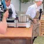 Chila Ta Thuy Instagram - Už je to nejakej ten pátek, co jsem se potila v kuchyni MasterChef, kde tenhle kolotoč s vařením začal. Bylo moc hezký si po letech vyměnit roli s porotci a mít příležitost jim taky udělat trochu peklíčko. 😀 Láskyplně samozřejmě. 🌝 Byla to bžunda, i když to bylo náročný jak prase, ale především to byla taková hezká nostalgie. Kdo by to tehdá řek, že se jednou fakt budu živit vařením a debilníma kecama! 🫠🫠🫠 A navíc mě opravdu učarovalo samotné půvabné Slovácko, kde se stále ctí tradice, zvyky a řemeslná poctivost. I díky lidem jako je paní Káčerová, mojí hrdince. ❤️ Viděli jste tenhle díl? Dejte mi feedback, třeba se překonám a podívám se na to. 😀😀😀 @tvnovaofficial @premekforejt @jan_puncochar_chef #soubojnataliri #slovacko