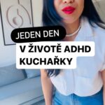 Chila Ta Thuy Instagram - ⁣Jak vypadá takový standardní den v životě ADHD kuchařky. 😅 Děkuji, že mě @captainmorgan_cz během tvorby tohoto videa donutil se nad sebou zamyslet a minimálně zpomalit po jeho dokončení. 😅 ⠀ ⠀ Někdy mám pocit, jako kdybychom slovo “busy” používali skoro jako chloubu. Kdy naposledy jste někoho slyšeli na otázku: „Jak se máš?” odpovědět: „Hele skvělý, mám spoustu času na odpočinek a všechno stíhám!” 😀 Dnešní doba nám umožňuje toho stíhat tisíckrát víc, než co naši prarodiče a rodiče ve svých dobách, ale to neznamená, že musíme. 🌝 K čemu stíhat tisíc věcí, když člověk nemá čas si je reálně užít a nebo si sednout a zamyslet se nad tím, co si chce odnést ze svých zkušeností, chyb, interakcí s druhými… 🙃 ⠀ ⠀ Přiznám se, nebudu tady kázat vodu, protože sama s tím mám velký problém. A taky otevřeně přiznám, že neodpočívání a dělání tisíce věcí najednou si pak vybírá svoji daň na produktivitě, kreativitě a trpělivosti jak v práci, tak s lidma. 😀 ⠀ ⠀ Takže si pojďme spíš asi kolektivně říct, že být busy je fajn, ale mnohem chvályhodnější je umět být sama se sebou a se svými myšlenkami, užít si věci ve slow motionu 😀 a starat se o svoje fyzický i mentální zdraví minimálně stejně dobře jako o svůj sociální život a kariéru. 😌 #captainmorgan #drinkresponsibly #enjoyslow #enjoyslowspiceon