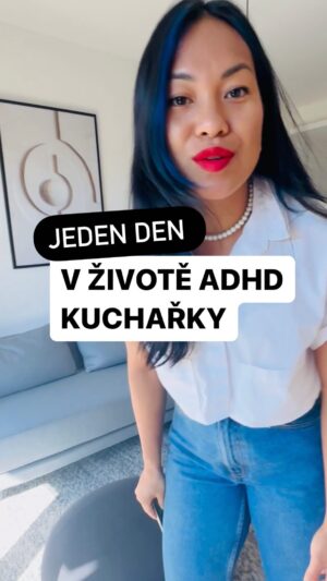 Chila Ta Thuy Instagram - ⁣Jak vypadá takový standardní den v životě ADHD kuchařky. 😅 Děkuji, že mě @captainmorgan_cz během tvorby tohoto videa donutil se nad sebou zamyslet a minimálně zpomalit po jeho dokončení. 😅 ⠀
⠀
Někdy mám pocit, jako kdybychom slovo “busy” používali skoro jako chloubu. Kdy naposledy jste někoho slyšeli na otázku: „Jak se máš?” odpovědět: „Hele skvělý, mám spoustu času na odpočinek a všechno stíhám!” 😀 Dnešní doba nám umožňuje toho stíhat tisíckrát víc, než co naši prarodiče a rodiče ve svých dobách, ale to neznamená, že musíme. 🌝 K čemu stíhat tisíc věcí, když člověk nemá čas si je reálně užít a nebo si sednout a zamyslet se nad tím, co si chce odnést ze svých zkušeností, chyb, interakcí s druhými… 🙃 ⠀
⠀
Přiznám se, nebudu tady kázat vodu, protože sama s tím mám velký problém. A taky otevřeně přiznám, že neodpočívání a dělání tisíce věcí najednou si pak vybírá svoji daň na produktivitě, kreativitě a trpělivosti jak v práci, tak s lidma. 😀 ⠀
⠀
Takže si pojďme spíš asi kolektivně říct, že být busy je fajn, ale mnohem chvályhodnější je umět být sama se sebou a se svými myšlenkami, užít si věci ve slow motionu 😀 a starat se o svoje fyzický i mentální zdraví minimálně stejně dobře jako o svůj sociální život a kariéru. 😌 #captainmorgan #drinkresponsibly #enjoyslow #enjoyslowspiceon