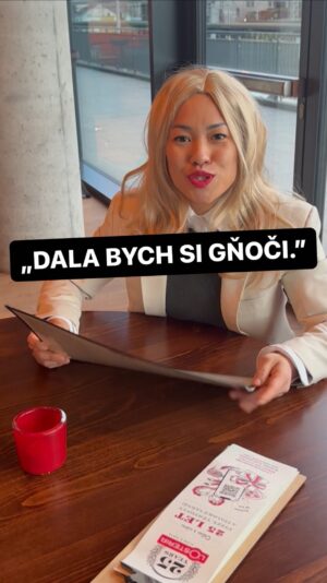 Chila Ta Thuy Instagram - Kdyby číšníci v italské restauraci byli upřímní. 😀🤌 Kdy jste naposledy slyšeli nebo řekli nějakou takovouhle komolenimu? 😀 Děkuji @losteria.cz a jejich skvělému personálu za možnost zde během provozu natáčet takovéhle vopičárny. Doufám, že mě tam ještě někdy pustí po této eskapádě. 😀😀 #spetkachili #gňoči #chňochy #gňogy #gnocchi #ňoky