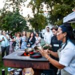 Chila Ta Thuy Instagram – Tak tohle jsem opravdu nečekala. A nemyslím to stylem Káji Gotta, ale stylem “cože, nevěděla jsem, že jsem/můžu být vůbec nominovaná.” Vždycky jsem si myslela, že jsem prostě divná tak trochu mimo foodblogerskou komunitu. Důkazem budiž moje nečekané odběhnutí v zástěře na schůdky, když zničehonic zaznělo moje jméno. 🌝 Nicméně o to větší radost to je! Mně tahle šílená práce baví, což je pro mě osobně největší výhra v životě, ale i kdybych svoje ego krotila devítiocasou kočkou, takové uznání samozřejmě udělá velkou radost. 😌 Ale zároveň si uvedomuju i v tý euforii, že bez svého týmu, který se mi stará o to, abych nebyla nespolehlivej živořící kreativec, a bez vás a vaší energie a podpory by to vlastně celý stejně nikdy nadávalo smysl. I kdyby mě to bavilo sebevíc. Takže díky moc hlavně vám. A samozřejmě i @foodblogroku za krásnou akci a za ocenění. ❤️☺️ A samozřejmě srdíčko musím poslat i mojí milované @zivina.cz, se kterou jsem se tam včera potila u grilu a která se mnou sdílí moje radosti a starosti už rok! ❤️🫶🏻