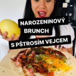 Chila Ta Thuy Instagram - Dneska mám narozeniny. Říkám vám to, abyste se nemuseli ptát: „Nemáš náhodou dneska narozeniny?” Do komentářů můžete napsat, co byste popřáli k této speciální příležitosti mým rodičům, kteří si před 33 lety mysleli, že na svět přinesli budoucí úspěšnou doktorku. Pokud mě ale chcete potěšit, můžete mi ukázat svoji lásku tak, jako to dělají asijští rodiče: penězi. 😂 Zakupte si moje pesto nebo čilipastu na e-shopu @zivina.cz #happybday #to #my #parents #33 #spetkachili