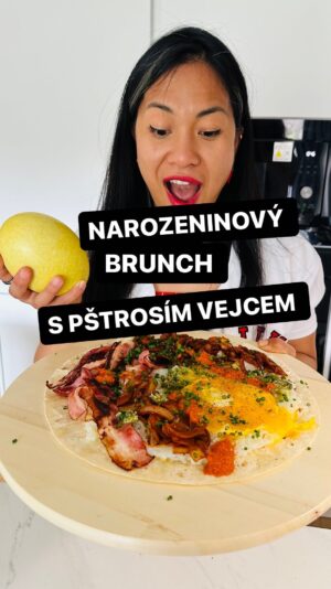 Chila Ta Thuy Instagram - Dneska mám narozeniny. Říkám vám to, abyste se nemuseli ptát: „Nemáš náhodou dneska narozeniny?” Do komentářů můžete napsat, co byste popřáli k této speciální příležitosti mým rodičům, kteří si před 33 lety mysleli, že na svět přinesli budoucí úspěšnou doktorku. Pokud mě ale chcete potěšit, můžete mi ukázat svoji lásku tak, jako to dělají asijští rodiče: penězi. 😂 Zakupte si moje pesto nebo čilipastu na e-shopu @zivina.cz #happybday #to #my #parents #33 #spetkachili