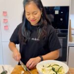 Chila Ta Thuy Instagram - Všechno to začalo citrónem v oku! 🥲 Jak dopadne vaše novoroční předsevzetí? 😄 Ponožky “Óda na zeleninu” na videu s mými ilustracemi k mání na webu chilita.cz 😎 #spetkachili #novorocnipredsevzeti #opps