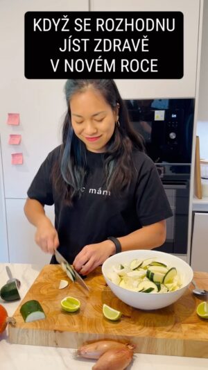 Chila Ta Thuy Instagram - Všechno to začalo citrónem v oku! 🥲 Jak dopadne vaše novoroční předsevzetí? 😄 Ponožky “Óda na zeleninu” na videu s mými ilustracemi k mání na webu chilita.cz 😎 #spetkachili #novorocnipredsevzeti #opps