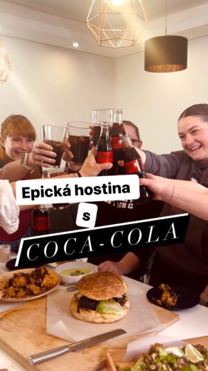 Chila Ta Thuy Instagram - ⁣Takhle nějak to vypadá, když vám domů přijde 6 hladových hráček amerického fotbalu. 🏈⠀
Hostina mi zabrala dohromady 6 hodin, 50 kusů špinavého nádobí 72 nadávek. 😀🙏 Ale výsledek stál za to!⠀
⠀
Musím se přiznat, že i jako kuchař vždycky hrozně nadávám, když mám trávit v kuchyni hodně času a vařit tunu jídla, ale ten pocit, když se hosté u vašeho jídla pak rozplývají, je zase k nezaplacení. 🫠 ⠀
⠀
Obzvlášť když pak účtenky za jídlo můžete poslat svojí milované @cocacolaczsk, která vám tyhle šílenosti ještě sponzoruje. 🌝😂 Díky moc! Čekala jsem na tenhle moment 32 let... Z nichž posledních 6 piju Colu Zero častěji než vodu, obzvlášť po našich tréninkách s @prague_harpies 😎 #truestory Navíc je skvělá i ve vaření! Zkuste ji někdy přidat k dušenému masu nebo do omáčky. 😌
⠀
Do komentáře mi napište, jestli jste většinou v roli hostitele, nebo putujícího konzumenta a s kým nejraději sdílíte jídlo nebo svoji Colu. #spetkachili #cocacolazero #sdilej #receptnakouzlo #placenaspoluprace