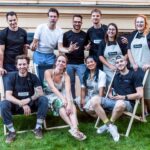 Chila Ta Thuy Instagram – Tak tohle jsem opravdu nečekala. A nemyslím to stylem Káji Gotta, ale stylem “cože, nevěděla jsem, že jsem/můžu být vůbec nominovaná.” Vždycky jsem si myslela, že jsem prostě divná tak trochu mimo foodblogerskou komunitu. Důkazem budiž moje nečekané odběhnutí v zástěře na schůdky, když zničehonic zaznělo moje jméno. 🌝 Nicméně o to větší radost to je! Mně tahle šílená práce baví, což je pro mě osobně největší výhra v životě, ale i kdybych svoje ego krotila devítiocasou kočkou, takové uznání samozřejmě udělá velkou radost. 😌 Ale zároveň si uvedomuju i v tý euforii, že bez svého týmu, který se mi stará o to, abych nebyla nespolehlivej živořící kreativec, a bez vás a vaší energie a podpory by to vlastně celý stejně nikdy nadávalo smysl. I kdyby mě to bavilo sebevíc. Takže díky moc hlavně vám. A samozřejmě i @foodblogroku za krásnou akci a za ocenění. ❤️☺️ A samozřejmě srdíčko musím poslat i mojí milované @zivina.cz, se kterou jsem se tam včera potila u grilu a která se mnou sdílí moje radosti a starosti už rok! ❤️🫶🏻