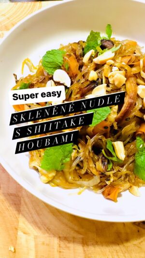 Chila Ta Thuy Instagram - ⁣Ano, další nudlový recept, abyste neřekli, že ignoruju vaše prosby! 😏 ⠀
⠀
Je čas se seznámit s shiitake houbami. Tyhle houbičky jsou super aromatické a stačí vám jen pár kusů k tomu, abyste dochutili nudle nebo povznesení jakoukoliv zeleninu na pánvi o úroveň výš. Jejich nálev je taky velmi koncentrovaný a představuje skvělé umami ochucovadlo do polévek nebo vývarů. ⠀
⠀
Pokud nemáte čas houby namáčet přes noc, vždycky to můžete zkrátit horkou vodou, ale nebudou tak aromatický jako při dlouhém studeném namáčení. Skleněný nudle byste taky měli alespoň jednou za život vyzkoušet. Mají mnohem osobitější konzistenci než rýžové a obzvlášť se shiitake houbami tvoří dokonalej pár! Jen nezapomeňte čas vaření zkrátit o minutu a hodit je na panev až v poslední chvíli. Rozvařený nudle to totiž všechno můžou pokazit. Pokud chcete dělat jenom závitky, klidně do nich můžete dát všechny suroviny v syrovém stavu, ochucené stejným dressingem. Jen pak musíte být extra štědří s olejem. 😎
⠀
Obojí byste měli sehnat ve vietnamské večerce. Pokud je tam nemají, ukažte jim tohle video nebo jim řeknete tohle: Cháu chào bác, cháu có thể đạt nắm hương và miễn ở nhà bác không ạh?” #spetkachili #vegannudle #vegan #sklenenenudle #shitake #shiitakehouby