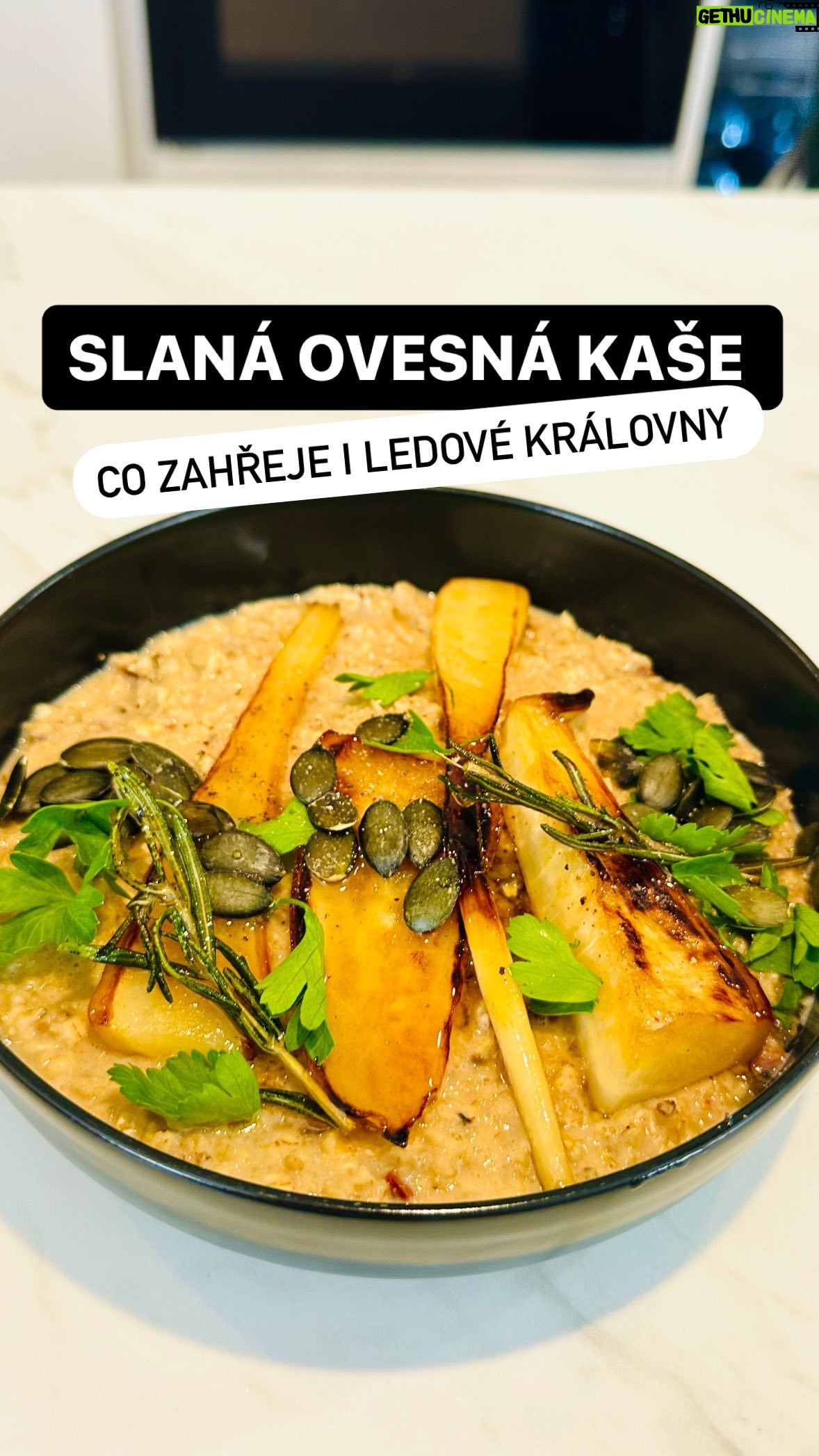 Chila Ta Thuy Instagram - Slibuju, že když si uděláte tuhle ovesnou kaši, k té sladké se hned jen tak nevrátíte. A prosím vás, friends, kupte si domů miso pastu. Je to fakt základ a věřte mi, bude se vám hodit. Najdete ji v každém bio obchodě a mají ji i klasické hypermarkety v bio sekci. 😌 A pokud vám zbydou peníze, kupte si i hrneček. Ale jakoby nemusíte. 😉 #spetkachili #snidane #slanaovesnakase #inspiracenasnidane #jdidopetrzelw