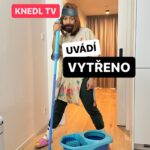 Chila Ta Thuy Instagram - Váš nový oblíbený pořad 😀 Co říkáte na menu a zábavu paní Jarmily? Taktizovali byste jako Čenda, nebo dali etických 7 bodů, abyste v příštím životě neskončili jako hovězí v polévce? 😀😀 Pokud chcete mít taky zdravé klouby a zažít si vytírání s novým Spontexem, můžete! S kódem VYTRENO15 si nyní tento příjemně modrý nástroj můžete pořídit i vy do svých domovů a obšťastňovat tím návštěvu pokaždé, když budete potřebovat doma vytřít podlahu. 😀😀😀 Přemýšlíte, proč právě Spontex? Jeho tajemství tkví v drobnostech – jako je rotační systém, co vám ušetří práci, nebo návlek z mikrovlákna, který se postará o všechny typy podlah a to jen s pomocí vody. A to vše v designu, který si zamilujete na první pohled. A pozor platnost slevového kódu je do 13. dubna. #spontex #spetkachili #spoluprace